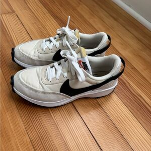 Size 6.5 Nike women’s gym shoes